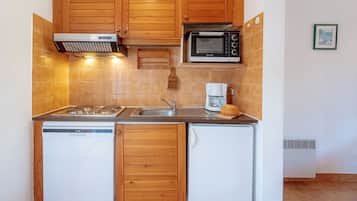 Basic Apartment | Private kitchenette | Fridge, oven, dishwasher, cookware/dishes/utensils