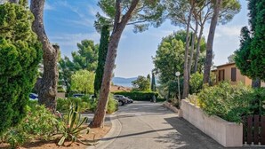 A residential street with trees and parked cars. - Résidence Le Domaine de Garlande (Cavalaire-sur-Mer)