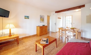 Appartement 6 personnes - 1 chambre + 1 coin nuit | Aire de séjour | Téléviseur de 32 po avec télévision numérique