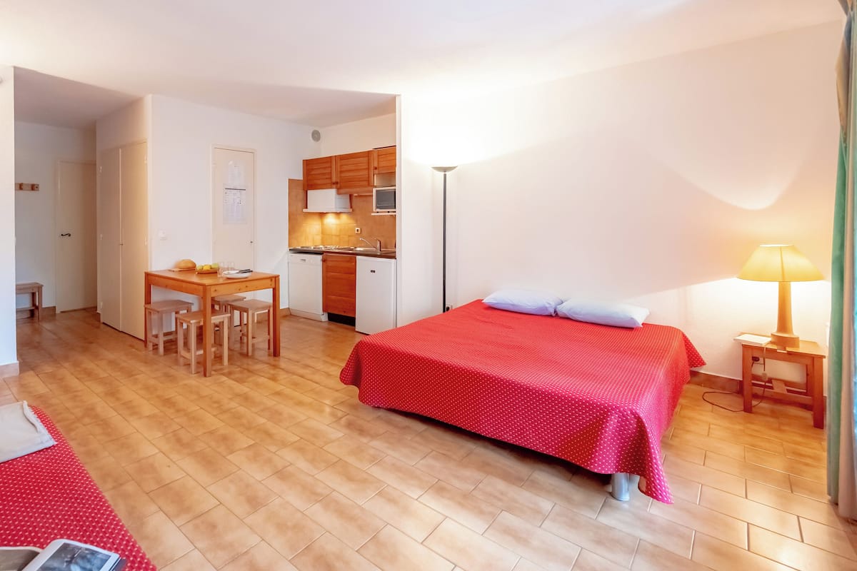 2 bedrooms, soundproofing, bed sheets