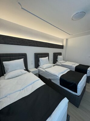 Kamar Triple | Selimut bulu angsa, meja kerja, dan Wi-Fi gratis