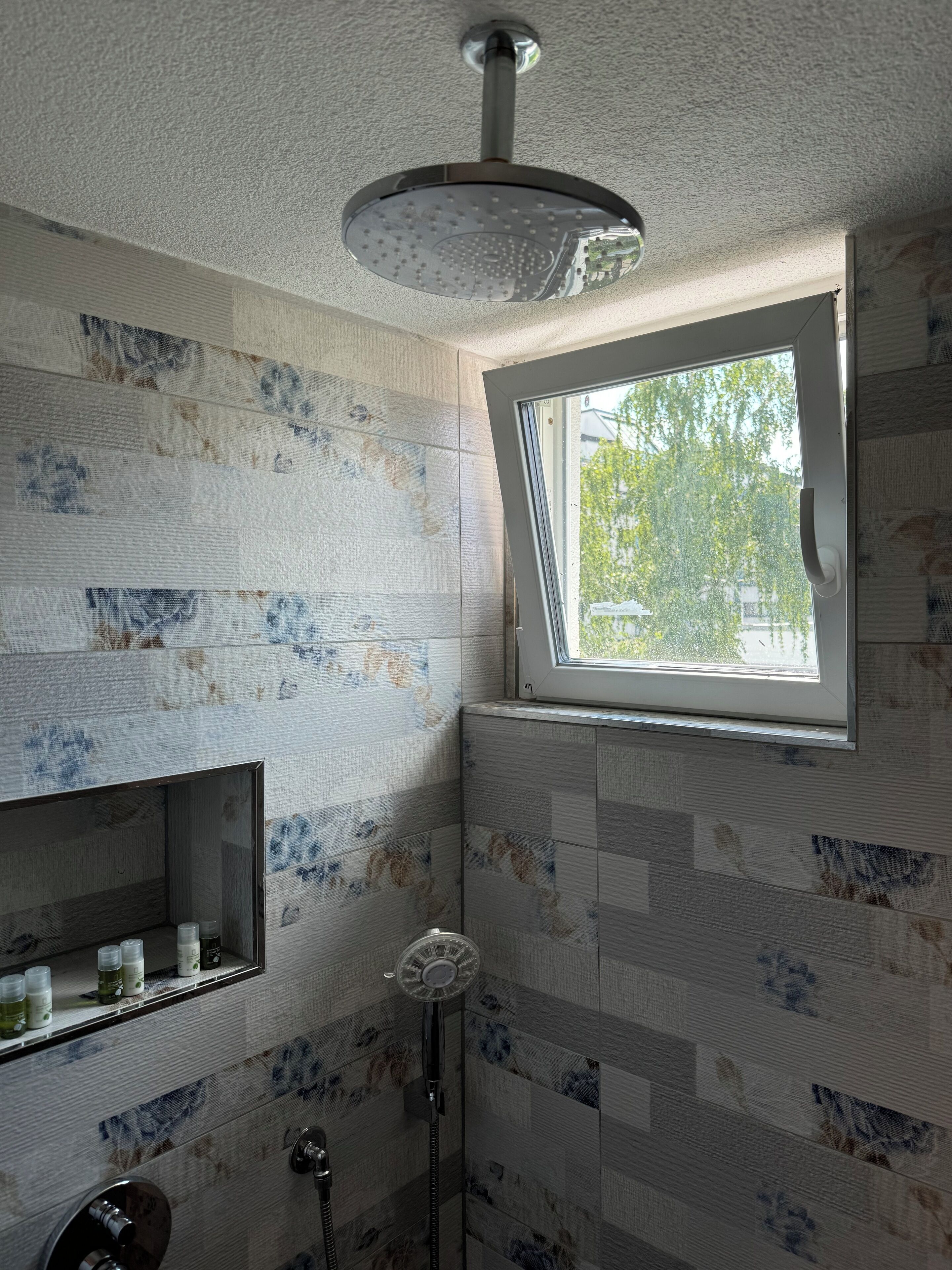 Habitación familiar con 2 camas individuales | Baño | Ducha, cabezal de ducha tipo lluvia, secador de pelo y toallas