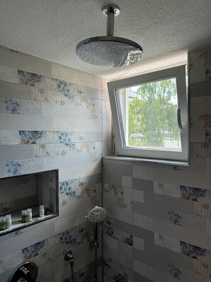 FamilieTwin kamer | Badkamer | Een douche, een regendouche, een haardroger, handdoeken