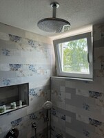Habitación familiar con 2 camas individuales | Baño | Ducha, cabezal de ducha tipo lluvia, secador de pelo y toallas