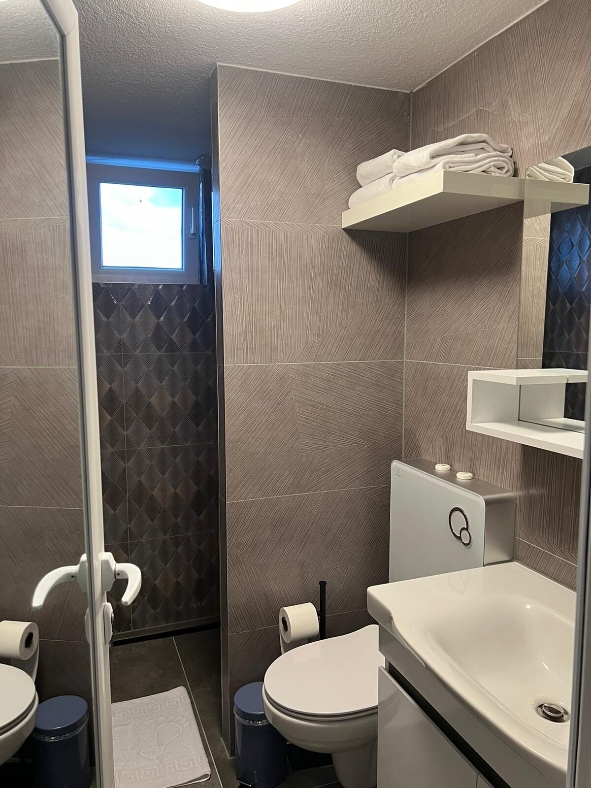 Habitación familiar con 2 camas individuales | Baño | Ducha, cabezal de ducha tipo lluvia, secador de pelo y toallas
