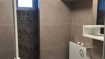 Habitación familiar con 2 camas individuales | Baño | Ducha, cabezal de ducha tipo lluvia, secador de pelo y toallas