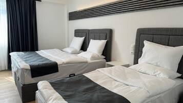 Quarto duplo família | Edredons de pluma, escrivaninha, Wi-Fi de cortesia