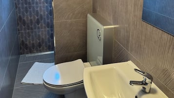 Dreibettzimmer | Badezimmer | Dusche, Regendusche, Haartrockner, HandtĂŒcher