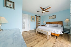 1 室のベッドルーム、デスク、アイロン / アイロン台、旅行用ベビーベッド