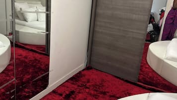 1 habitación, tabla de planchar con plancha, wifi y ropa de cama