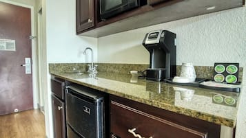 Een koelkast, een magnetron, een koffiezetapparaat/waterkoker