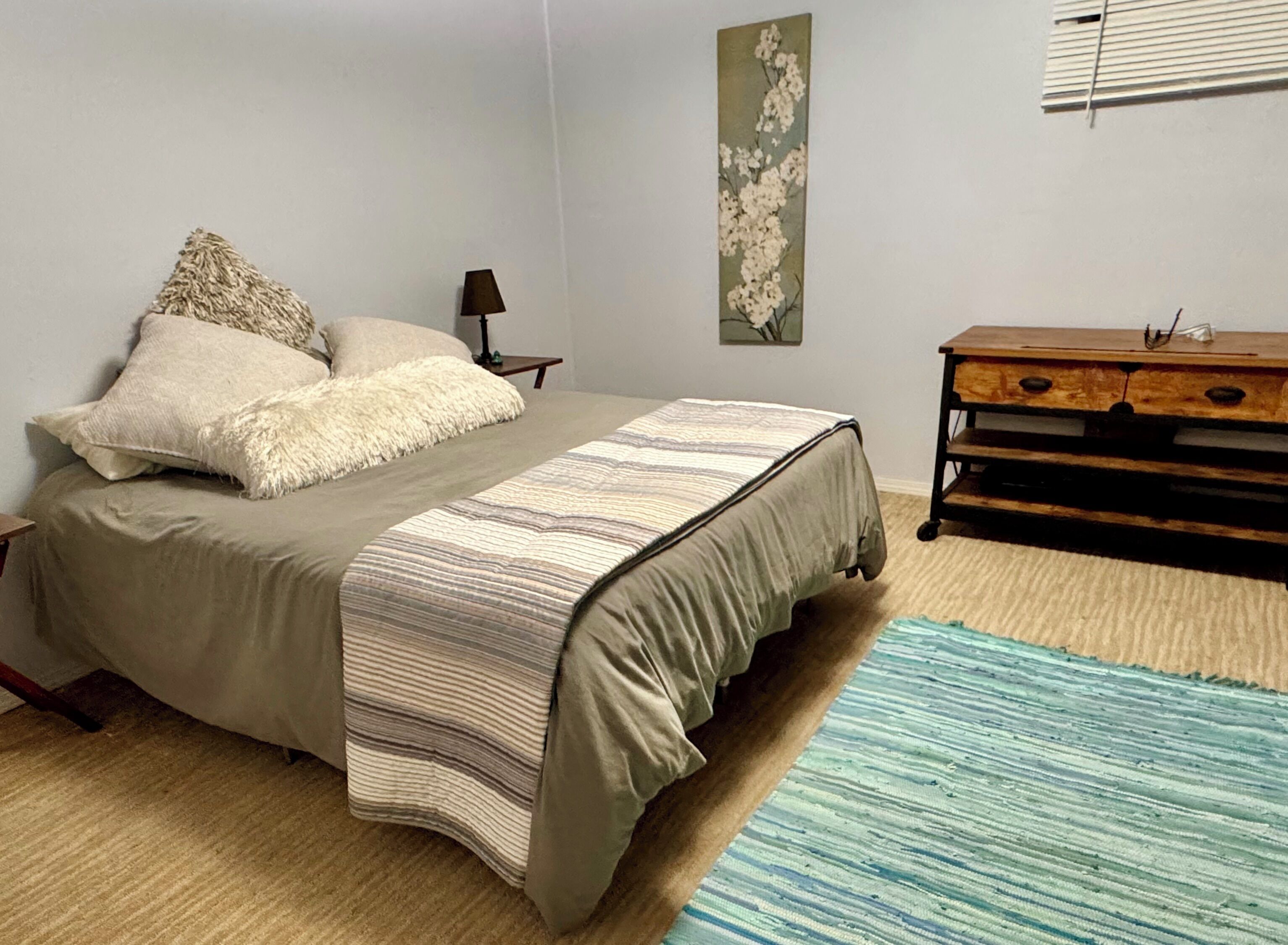 Grandma’s Basement - a cozy, fully furnished basement with WiFi in Gillette