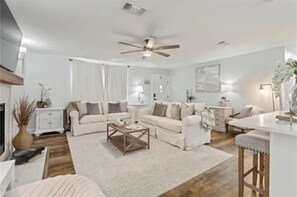 Smart TV, fireplace - MANDEVILLE BEAUTY CLOSE TO CAUSEWAY (Mandeville)