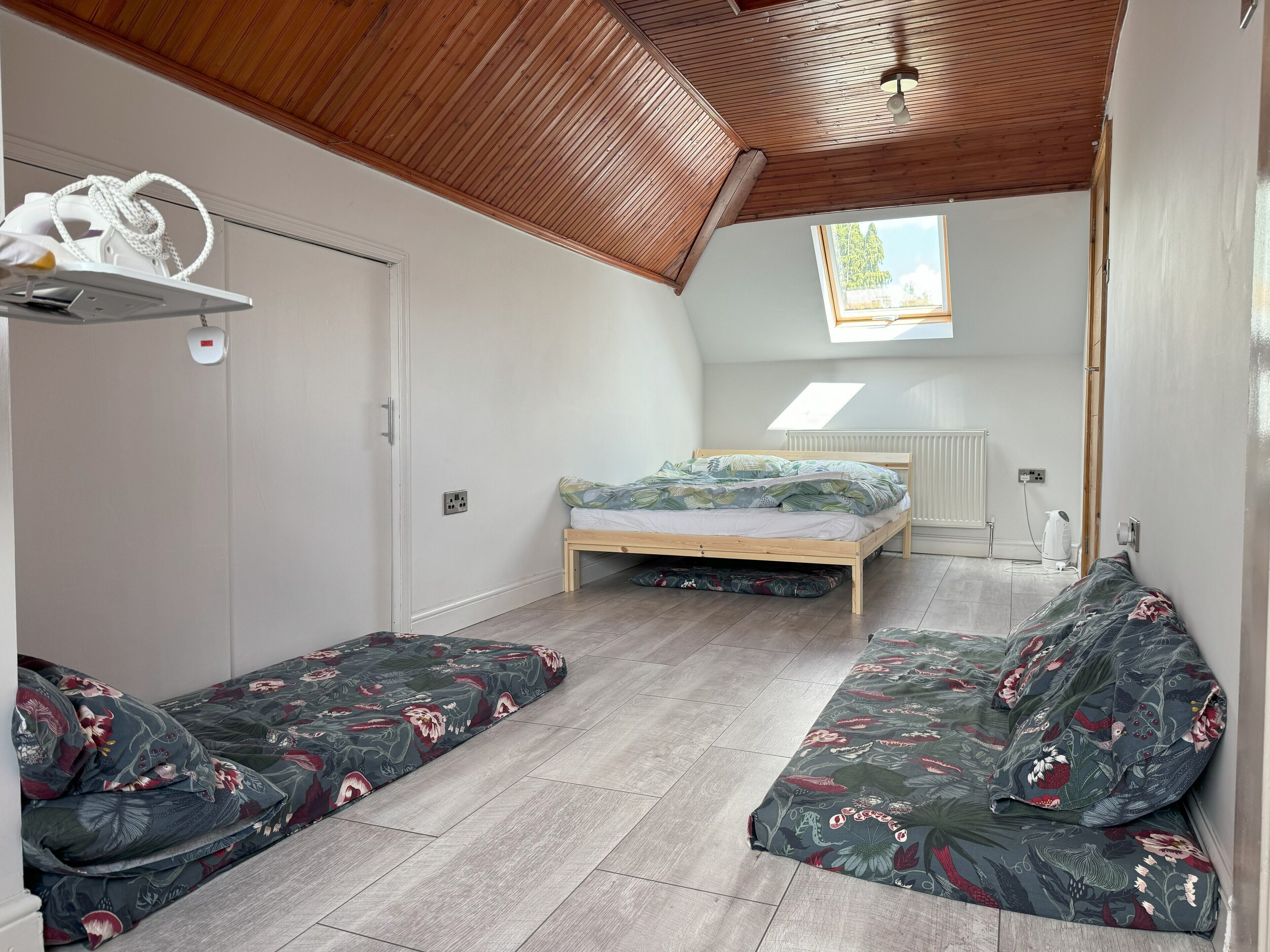 3 chambres, fer et planche à repasser, Wi-Fi, draps fournis