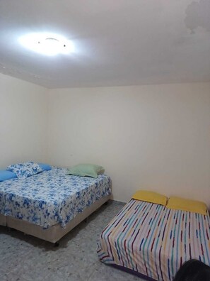 4 habitaciones, escritorio, wifi y ropa de cama