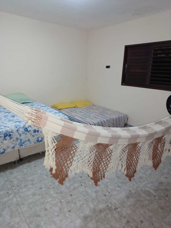 4 bedrooms, desk, WiFi, bed sheets