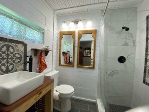 Douche, sèche-cheveux, serviettes fournies, savon