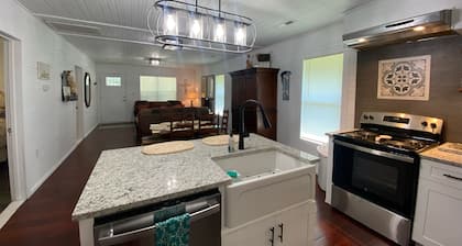 Warm & inviting 1935 farmhouse near lakes-walking/riding trails modern amenities