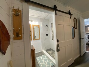 Shower, hair dryer, towels, soap - Warm & inviting 1935 farmhouse near lakes-walking/riding trails modern amenities (Hodges)