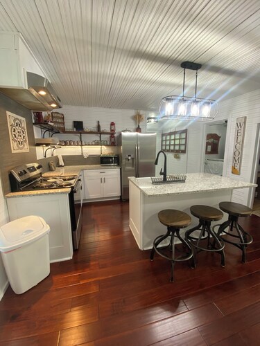 Warm & inviting 1935 farmhouse near lakes-walking/riding trails modern amenities