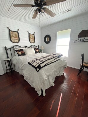 3 bedrooms, free WiFi, bed sheets, wheelchair access - Warm & inviting 1935 farmhouse near lakes-walking/riding trails modern amenities (Hodges)