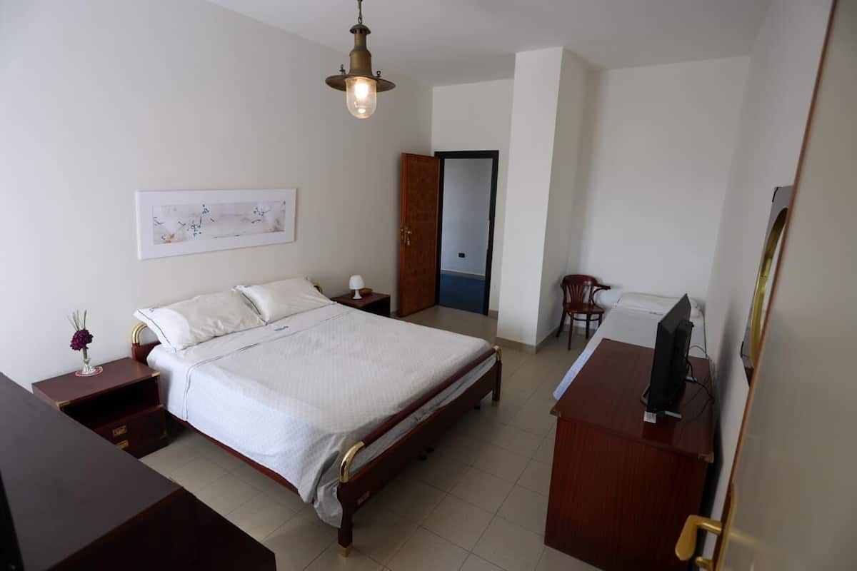 Double Room | Desk