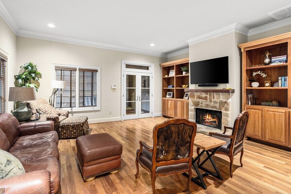 Smart TV - Elegant townhome in the heart of Fort Worth's Cultural District (Fort Worth)