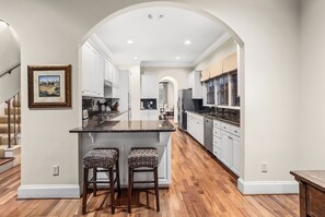 Microwave, oven, stovetop, dishwasher - Elegant townhome in the heart of Fort Worth's Cultural District (Fort Worth)