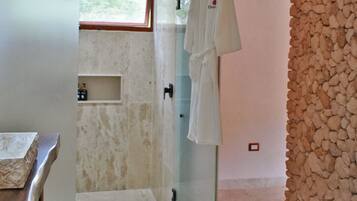 Habitación junior, 1 cama King size, alberca privada | Baño | Regadera, amenidades de baño gratuitas, jabón, shampoo