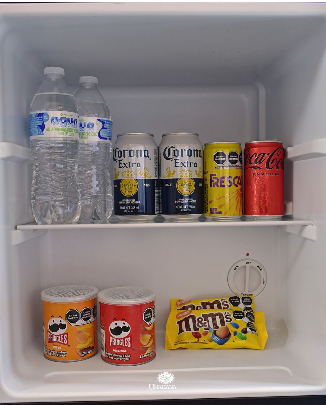 Ein Kühlschrank mit verschiedenen Getränken und Snacks.