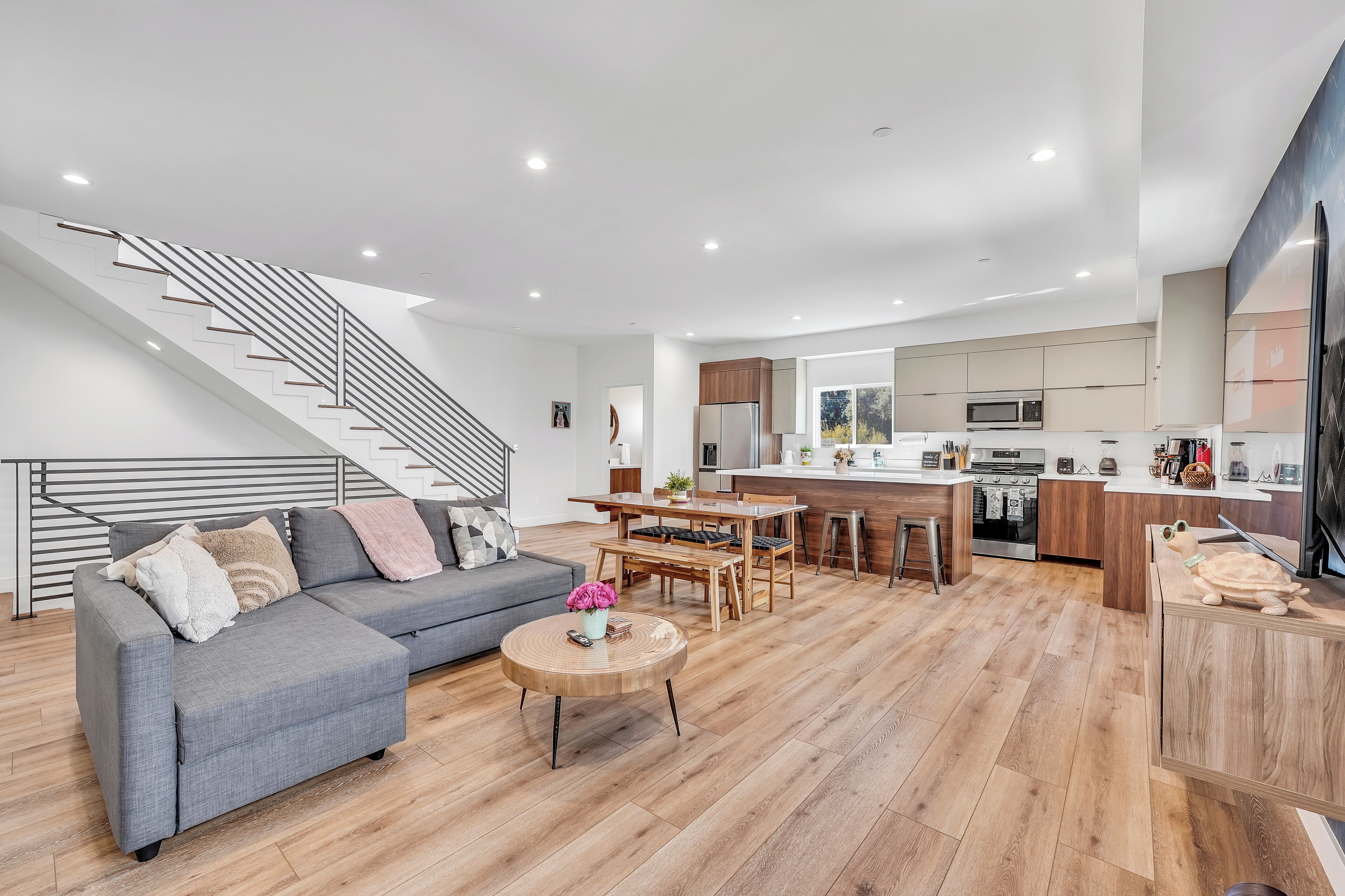 Rom – superior | Oppholdsområde | En 65-tommers smart-TV med digitale kanaler samt Netflix og Hulu