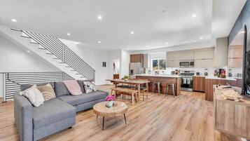 Habitación superior | Área de sala de estar | Smart TV de 65 pulgadas con canales digitales, Netflix y Hulu