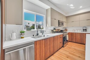 Chambre supérieure | Cuisine privée | Réfrigérateur grande capacité avec congélateur, four à micro-ondes