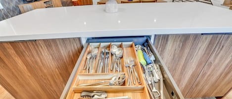 Chambre supérieure | Cuisine privée | Réfrigérateur grande capacité avec congélateur, four à micro-ondes