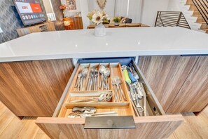 Superior kamer | Privékeuken | Een koelkast met diepvriezer, een microgolfoven, een oven, een kookplaat