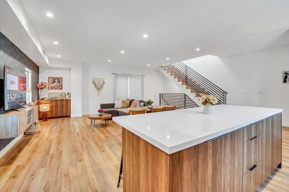 Luxurious Townhome - Sepulveda, CA