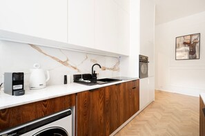 Køleskab, mikrobølgeovn, ovn, kogeplade