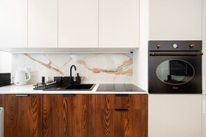 Kylskåp, mikrovågsugn, ugn och spishäll