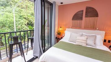 8 chambres, coffres-forts dans les chambres, bureau