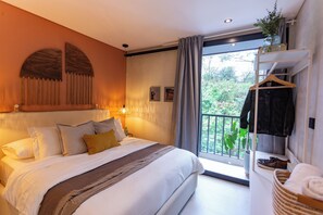 8 soveværelser, pengeskab på værelset, skrivebord, strygejern/strygebræt