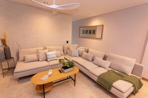 Smart TV, stereo - Poblado 8 Bedroom, Rooftop Hot Tub, Staff Included (Medellín)