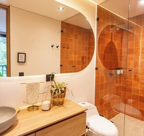 Douche, sèche-cheveux, serviettes fournies, savon