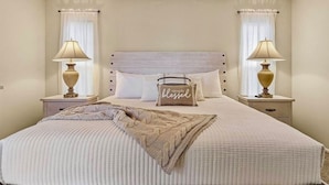 2 bedrooms, desk, iron/ironing board, WiFi (free) - Dolphin Sands Retreat (Venice)