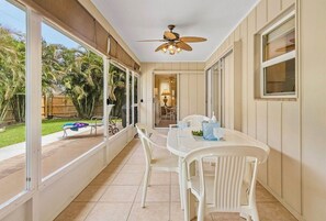 屋外ダイニングエリア