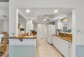 冷蔵庫、電子レンジ、オーブン、コンロ