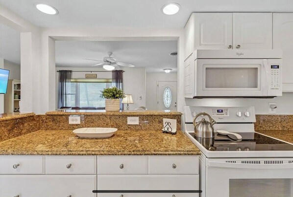 冷蔵庫、電子レンジ、オーブン、コンロ