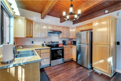 Cozy 3-bedroom house in Big Bear with WiFi, Hot Tub, and outdoor Fire Place