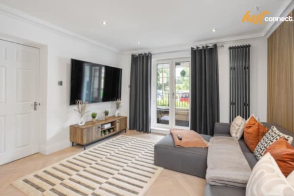Smart TV - City Centre Apartment with 2 Private Car Spaces (Edinburgh)