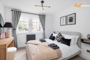 2 bedrooms, iron/ironing board, free WiFi, bed sheets - City Centre Apartment with 2 Private Car Spaces (Edinburgh)