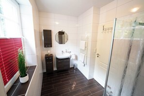 Shower, hair dryer, towels, soap - Vacation home Seejuwel at the Thülsfelder dam (Friesoythe)